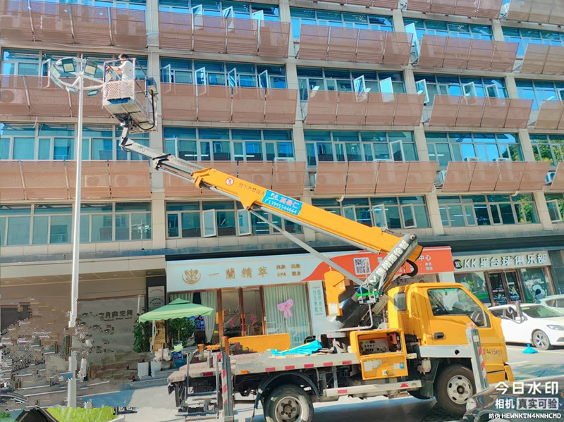 22米高空作业车维修屋顶施工现场，安全