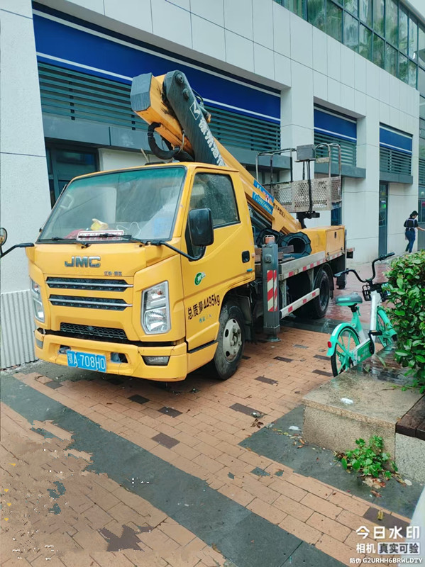 18米登高车安装广告标识施工现场