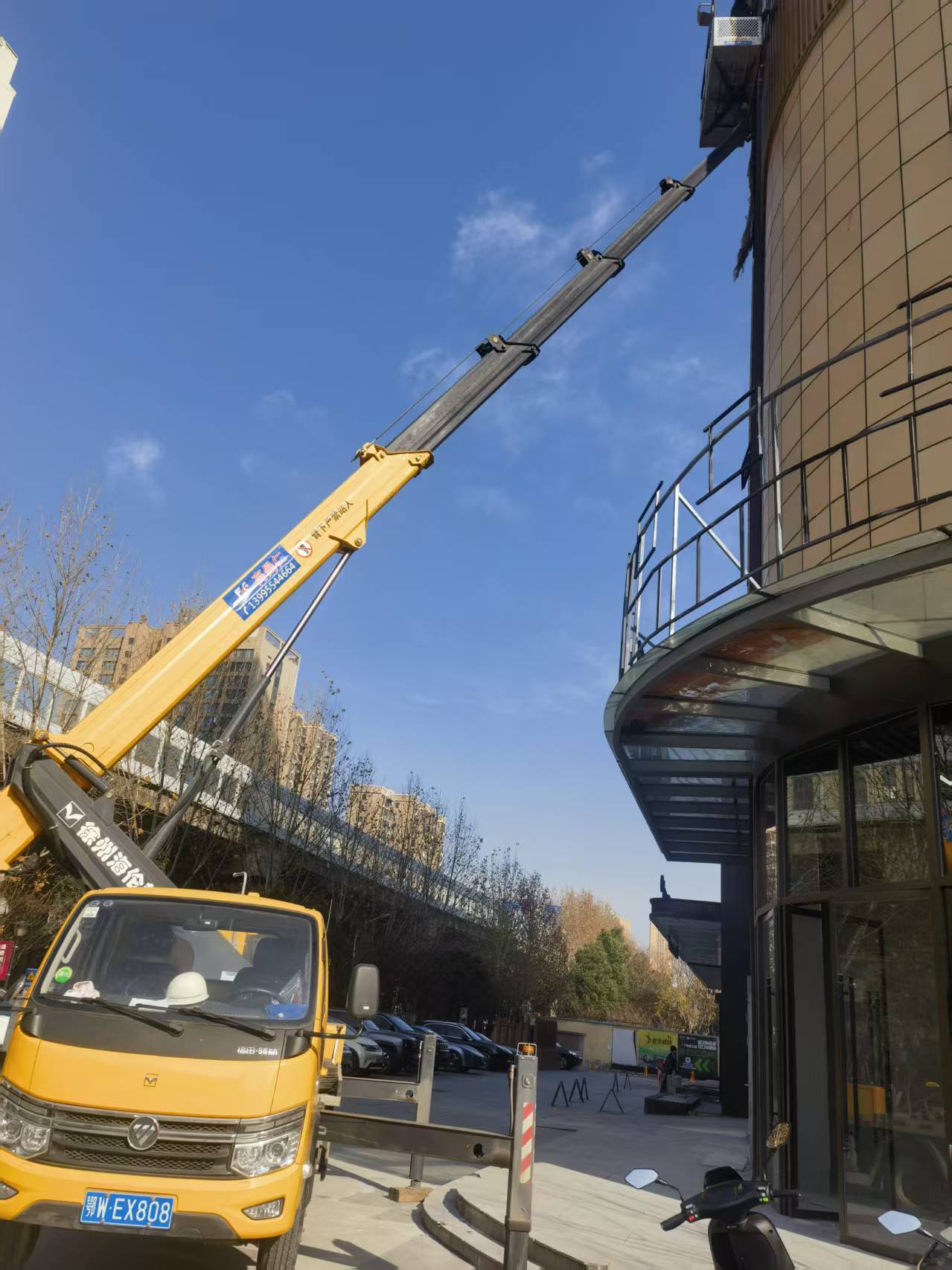 18米升降车维修仓库窗户施工现场